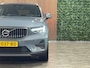 Volvo XC40 T4 Recharge Plus Bright | Trekhaak | Harman Kardon | All Season banden | Bestuurdersstoel elektrisch geheugen | Adaptieve Cruise Control | Stoel en Stuurwielverwarming | Parkeercamera | Pilot Assist | BLIS Dode Hoek Detectie | Parkeersensoren voor+achter | Passagiersstoel elektrisch | 18 Inch | Zitting velenging voorstoelen | Keyless Drive | Climate Control L+R | Regensensor | Privacy Glass | Automatisch dimmende binnen en buitenspiegels | Elektrisch bedienbare achterklep | DAB Radio | Draadloos telefoon opladen | Apple Carplay/Android Auto | Volvo On Call met mobiele App functie | Thunder Grey Metallic |