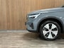 Volvo XC40 T4 Recharge Plus Bright | Trekhaak | Harman Kardon | All Season banden | Bestuurdersstoel elektrisch geheugen | Adaptieve Cruise Control | Stoel en Stuurwielverwarming | Parkeercamera | Pilot Assist | BLIS Dode Hoek Detectie | Parkeersensoren voor+achter | Passagiersstoel elektrisch | 18 Inch | Zitting velenging voorstoelen | Keyless Drive | Climate Control L+R | Regensensor | Privacy Glass | Automatisch dimmende binnen en buitenspiegels | Elektrisch bedienbare achterklep | DAB Radio | Draadloos telefoon opladen | Apple Carplay/Android Auto | Volvo On Call met mobiele App functie | Thunder Grey Metallic |