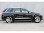 Volvo XC90 2.0 B5 AWD Inscription Intro Edition | Incl. 12 maanden garantie | 7 persoons | Adaptieve cruise control | Pilot assist | Bowers & Wilkins audio | Head-up display | Stoelverwarming/ventilatie | Stuurverwarming | Schuif/kantel dak | Trekhaak |