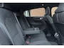 Volvo EC40 Twin Motor Ultra Black Edition Europa 82 kWh | Panoramadak | Elektrisch verstelbare voorstoelen met geheugenfunctie | Harman Kardon | 360 graden camera | Extra getint glas | 20 inch. lichtmetalen velgen | Stoel-/stuurwielverwarming | Pilot assist | Verwarmde achterbank | Dak in contrasterende kleur