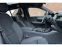 Volvo EC40 Twin Motor Ultra Black Edition Europa 82 kWh | Panoramadak | Elektrisch verstelbare voorstoelen met geheugenfunctie | Harman Kardon | 360 graden camera | Extra getint glas | 20 inch. lichtmetalen velgen | Stoel-/stuurwielverwarming | Pilot assist | Verwarmde achterbank | Dak in contrasterende kleur