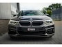 BMW 5-Serie Touring 540i 340 pk xDrive High Executive M-Sportpakket / Pano-Dak/ Bowers&Wilkins/ Massage/ Head-Up/ Soft-Close/ Adap.Ond./ Nappa-Leder/ Adap.Cruise/ Stoel.Verw/ Stuur-Verw/ Trekhaak/ 20'' LMV