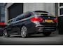 BMW 5-Serie Touring 540i 340 pk xDrive High Executive M-Sportpakket / Pano-Dak/ Bowers&Wilkins/ Massage/ Head-Up/ Soft-Close/ Adap.Ond./ Nappa-Leder/ Adap.Cruise/ Stoel.Verw/ Stuur-Verw/ Trekhaak/ 20'' LMV