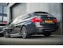 BMW 5-Serie Touring 540i 340 pk xDrive High Executive M-Sportpakket / Pano-Dak/ Bowers&Wilkins/ Massage/ Head-Up/ Soft-Close/ Adap.Ond./ Nappa-Leder/ Adap.Cruise/ Stoel.Verw/ Stuur-Verw/ Trekhaak/ 20'' LMV
