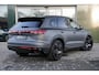 Volkswagen Touareg 3.0 TSi eHybrid 4MOTION R design | Luchtvering | Panoramisch schuifdak | Adaptieve Cruise Control | Head-up display | Soft close portieren | Leder "Puglia" "R-logo' zwart/ blauwe stikking |