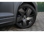 Volkswagen Touareg 3.0 TSi eHybrid 4MOTION R design | Luchtvering | Panoramisch schuifdak | Adaptieve Cruise Control | Head-up display | Soft close portieren | Leder "Puglia" "R-logo' zwart/ blauwe stikking |