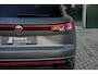 Volkswagen Touareg 3.0 TSi eHybrid 4MOTION R design | Luchtvering | Panoramisch schuifdak | Adaptieve Cruise Control | Head-up display | Soft close portieren | Leder "Puglia" "R-logo' zwart/ blauwe stikking |