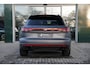Volkswagen Touareg 3.0 TSi eHybrid 4MOTION R design | Luchtvering | Panoramisch schuifdak | Adaptieve Cruise Control | Head-up display | Soft close portieren | Leder "Puglia" "R-logo' zwart/ blauwe stikking |