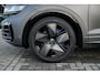 Volkswagen Touareg 3.0 TSi eHybrid 4MOTION R design | Luchtvering | Panoramisch schuifdak | Adaptieve Cruise Control | Head-up display | Soft close portieren | Leder "Puglia" "R-logo' zwart/ blauwe stikking |