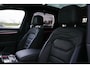 Volkswagen Touareg 3.0 TSi eHybrid 4MOTION R design | Luchtvering | Panoramisch schuifdak | Adaptieve Cruise Control | Head-up display | Soft close portieren | Leder "Puglia" "R-logo' zwart/ blauwe stikking |