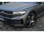 Volkswagen Touareg 3.0 TSi eHybrid 4MOTION R design | Luchtvering | Panoramisch schuifdak | Adaptieve Cruise Control | Head-up display | Soft close portieren | Leder "Puglia" "R-logo' zwart/ blauwe stikking |