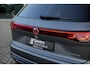 Volkswagen Touareg 3.0 TSi eHybrid 4MOTION R design | Luchtvering | Panoramisch schuifdak | Adaptieve Cruise Control | Head-up display | Soft close portieren | Leder "Puglia" "R-logo' zwart/ blauwe stikking |