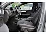 Volvo XC40 B4 Plus Dark | Panoramadak | Trekhaak | Verwarmbare voorstoelen, stuurwiel en voorruit | Premium audio by Harman Kardon | Apple carplay/Anrdoid auto | Adaptieve cruise control