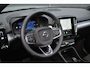 Volvo XC40 B4 Plus Dark | Panoramadak | Trekhaak | Verwarmbare voorstoelen, stuurwiel en voorruit | Premium audio by Harman Kardon | Apple carplay/Anrdoid auto | Adaptieve cruise control