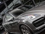 Porsche Cayenne 3.0 E-Hybrid Platinum Edition | SPORTDESIGN | SPORTCHRONO | PASM LUCHTVERING | PANORAMA/SCHUIF-KANTELDAK | INNODRIVE | 18-WEG STOELEN | HEAD-UP | ELEKTR.TREKHAAK | 22 INCH |