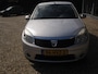 Dacia Sandero 1.6 Lauréate met airco + trekhaak apk  29-11-2026