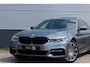 BMW 5-Serie 530e M Pakket | Schuifkanteldak | Harman Kardon | Standkachel | 360 Camera | HUD | Dode hoek | Elektrische kofferbak |