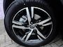 Volvo XC40 2.0 B4 Plus Dark | Trekhaak | 2.000KG Trekgewicht | Winterwielenset €995 | Harman Kardon Audio | Achteruitrijcamera | Parkeersensoren | Keyless Entry | Elektrische Achterklep | Elektrisch Verstelbare Voorstoelen | Stoelverwarming | Google Navigatie | Apple Carplay | Android Auto | Lichtmetalen Velgen 18 inch