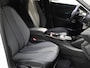 Peugeot e-2008 EV Allure 50 kWh 136PK | 1ste eigenaar | AppleCarPlay/AndroidAuto | Climate Control | Cruise Control | Keyless | FULL LED | LMV | Parkeersensoren | Privacy Glass | Isofix | DAB Radio |