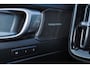 Volvo XC40 B4 Plus Dark - IntelliSafe Assist & Surround - Harman/Kardon audio - Parkeercamera achter - Verwarmde voorstoelen & stuur - Parkeersensoren voor & achter - Elektr. bedienb. voorstoelen met geheugen links - Draadloze tel. lader - Inklapbare trekhaak - 19' LMV