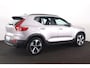Volvo XC40 B4 Plus Dark - IntelliSafe Assist & Surround - Harman/Kardon audio - Parkeercamera achter - Verwarmde voorstoelen & stuur - Parkeersensoren voor & achter - Elektr. bedienb. voorstoelen met geheugen links - Draadloze tel. lader - Inklapbare trekhaak - 19' LMV
