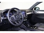 Volvo XC40 B4 Plus Dark - IntelliSafe Assist & Surround - Harman/Kardon audio - Parkeercamera achter - Verwarmde voorstoelen & stuur - Parkeersensoren voor & achter - Elektr. bedienb. voorstoelen met geheugen links - Draadloze tel. lader - Inklapbare trekhaak - 19' LMV