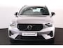 Volvo XC40 B4 Plus Dark - IntelliSafe Assist & Surround - Harman/Kardon audio - Parkeercamera achter - Verwarmde voorstoelen & stuur - Parkeersensoren voor & achter - Elektr. bedienb. voorstoelen met geheugen links - Draadloze tel. lader - Inklapbare trekhaak - 19' LMV