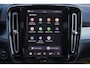 Volvo XC40 B4 Plus Dark - IntelliSafe Assist & Surround - Harman/Kardon audio - Parkeercamera achter - Verwarmde voorstoelen & stuur - Parkeersensoren voor & achter - Elektr. bedienb. voorstoelen met geheugen links - Draadloze tel. lader - Inklapbare trekhaak - 19' LMV
