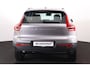 Volvo XC40 B4 Plus Dark - IntelliSafe Assist & Surround - Harman/Kardon audio - Parkeercamera achter - Verwarmde voorstoelen & stuur - Parkeersensoren voor & achter - Elektr. bedienb. voorstoelen met geheugen links - Draadloze tel. lader - Inklapbare trekhaak - 19' LMV
