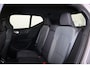 Volvo XC40 B4 Plus Dark - IntelliSafe Assist & Surround - Harman/Kardon audio - Parkeercamera achter - Verwarmde voorstoelen & stuur - Parkeersensoren voor & achter - Elektr. bedienb. voorstoelen met geheugen links - Draadloze tel. lader - Inklapbare trekhaak - 19' LMV