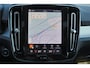 Volvo XC40 B4 Plus Dark - IntelliSafe Assist & Surround - Harman/Kardon audio - Parkeercamera achter - Verwarmde voorstoelen & stuur - Parkeersensoren voor & achter - Elektr. bedienb. voorstoelen met geheugen links - Draadloze tel. lader - Inklapbare trekhaak - 19' LMV