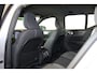 Volvo XC40 B4 Plus Dark - IntelliSafe Assist & Surround - Harman/Kardon audio - Parkeercamera achter - Verwarmde voorstoelen & stuur - Parkeersensoren voor & achter - Elektr. bedienb. voorstoelen met geheugen links - Draadloze tel. lader - Inklapbare trekhaak - 19' LMV