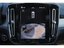 Volvo XC40 B4 Plus Dark - IntelliSafe Assist & Surround - Harman/Kardon audio - Parkeercamera achter - Verwarmde voorstoelen & stuur - Parkeersensoren voor & achter - Elektr. bedienb. voorstoelen met geheugen links - Draadloze tel. lader - Inklapbare trekhaak - 19' LMV
