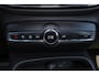 Volvo XC40 B4 Plus Dark - IntelliSafe Assist & Surround - Harman/Kardon audio - Parkeercamera achter - Verwarmde voorstoelen & stuur - Parkeersensoren voor & achter - Elektr. bedienb. voorstoelen met geheugen links - Draadloze tel. lader - Inklapbare trekhaak - 19' LMV