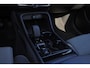 Volvo XC40 B4 Plus Dark - IntelliSafe Assist & Surround - Harman/Kardon audio - Parkeercamera achter - Verwarmde voorstoelen & stuur - Parkeersensoren voor & achter - Elektr. bedienb. voorstoelen met geheugen links - Draadloze tel. lader - Inklapbare trekhaak - 19' LMV