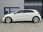 Mercedes-Benz A-klasse 160 AMG White Art Pakket ✓Automaat ✓Full LED ✓Navigatie ✓Camera ✓Apple Carplay & Android Auto ✓Half Leder Alcantara ✓Sfeerverlichting ✓Lichtmetaal