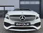 Mercedes-Benz A-klasse 160 AMG White Art Pakket ✓Automaat ✓Full LED ✓Navigatie ✓Camera ✓Apple Carplay & Android Auto ✓Half Leder Alcantara ✓Sfeerverlichting ✓Lichtmetaal