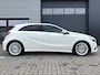 Mercedes-Benz A-klasse 160 AMG White Art Pakket ✓Automaat ✓Full LED ✓Navigatie ✓Camera ✓Apple Carplay & Android Auto ✓Half Leder Alcantara ✓Sfeerverlichting ✓Lichtmetaal