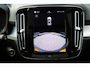 Volvo XC40 2.0 B4 Plus Dark | Trekhaak | Panoramadak | Harman Kardon Audio | Achteruitrijcamera | Parkeersensoren | Keyless Entry | Elektrische Achterklep | Elektrisch Verstelbare Voorstoelen | Stoelverwarming | Google Navigatie | Apple Carplay | Android Auto | Lichtmetalen Velgen 18 inch
