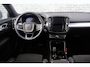 Volvo XC40 2.0 B4 Plus Dark | Trekhaak | Panoramadak | Harman Kardon Audio | Achteruitrijcamera | Parkeersensoren | Keyless Entry | Elektrische Achterklep | Elektrisch Verstelbare Voorstoelen | Stoelverwarming | Google Navigatie | Apple Carplay | Android Auto | Lichtmetalen Velgen 18 inch