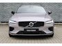 Volvo V60 2.0 T8 Plug-in Hybrid AWD Plus Dark | PHEV Long Range | Trekhaak | Sportstoelen | Panoramadak | Harman Kardon Audio | Head-up Display | 360 Graden Camera | Stoelverwarming voor en achter | Keyless Entry | Elektrische Achterklep | Elektrisch Verstelbare Voorstoelen | Cruise Control Adaptief | BLIS | Google Navigatie | Apple Carplay | Android Auto