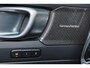 Volvo XC40 B4 Plus Dark - Panorama/schuifdak - IntelliSafe Assist & Surround - Harman/Kardon audio - Parkeercamera achter - Verwarmde voorstoelen & stuur - Parkeersensoren voor & achter - Elektr. bedienb. voorstoelen met geheugen links - Draadloze tel. lader - Extra getint glas - Inklapbare trekhaak - 18' LMV