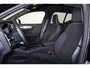 Volvo XC40 B4 Plus Dark - Panorama/schuifdak - IntelliSafe Assist & Surround - Harman/Kardon audio - Parkeercamera achter - Verwarmde voorstoelen & stuur - Parkeersensoren voor & achter - Elektr. bedienb. voorstoelen met geheugen links - Draadloze tel. lader - Extra getint glas - Inklapbare trekhaak - 18' LMV