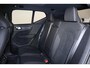 Volvo XC40 B4 Plus Dark - Panorama/schuifdak - IntelliSafe Assist & Surround - Harman/Kardon audio - Parkeercamera achter - Verwarmde voorstoelen & stuur - Parkeersensoren voor & achter - Elektr. bedienb. voorstoelen met geheugen links - Draadloze tel. lader - Extra getint glas - Inklapbare trekhaak - 18' LMV