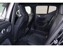 Volvo XC40 B4 Plus Dark - Panorama/schuifdak - IntelliSafe Assist & Surround - Harman/Kardon audio - Parkeercamera achter - Verwarmde voorstoelen & stuur - Parkeersensoren voor & achter - Elektr. bedienb. voorstoelen met geheugen links - Draadloze tel. lader - Extra getint glas - Inklapbare trekhaak - 18' LMV