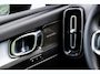 Volvo XC40 2.0 B4 Plus Dark | Trekhaak | Harman Kardon Audio | Achteruitrijcamera | Parkeersensoren | Keyless Entry | Elektrische Achterklep | Elektrisch Verstelbare Voorstoelen | Stoelverwarming | Google Navigatie | Apple Carplay | Android Auto | Lichtmetalen Velgen 18 inch