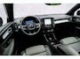Volvo XC40 2.0 B4 Plus Dark | Trekhaak | Harman Kardon Audio | Achteruitrijcamera | Parkeersensoren | Keyless Entry | Elektrische Achterklep | Elektrisch Verstelbare Voorstoelen | Stoelverwarming | Google Navigatie | Apple Carplay | Android Auto | Lichtmetalen Velgen 18 inch