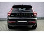 Volvo XC40 2.0 B4 Plus Dark | Trekhaak | Harman Kardon Audio | Achteruitrijcamera | Parkeersensoren | Keyless Entry | Elektrische Achterklep | Elektrisch Verstelbare Voorstoelen | Stoelverwarming | Google Navigatie | Apple Carplay | Android Auto | Lichtmetalen Velgen 18 inch