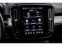 Volvo XC40 2.0 B4 Plus Dark | Trekhaak | Harman Kardon Audio | Achteruitrijcamera | Parkeersensoren | Keyless Entry | Elektrische Achterklep | Elektrisch Verstelbare Voorstoelen | Stoelverwarming | Google Navigatie | Apple Carplay | Android Auto | Lichtmetalen Velgen 18 inch