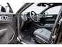 Volvo XC40 2.0 B4 Plus Dark | Trekhaak | Harman Kardon Audio | Achteruitrijcamera | Parkeersensoren | Keyless Entry | Elektrische Achterklep | Elektrisch Verstelbare Voorstoelen | Stoelverwarming | Google Navigatie | Apple Carplay | Android Auto